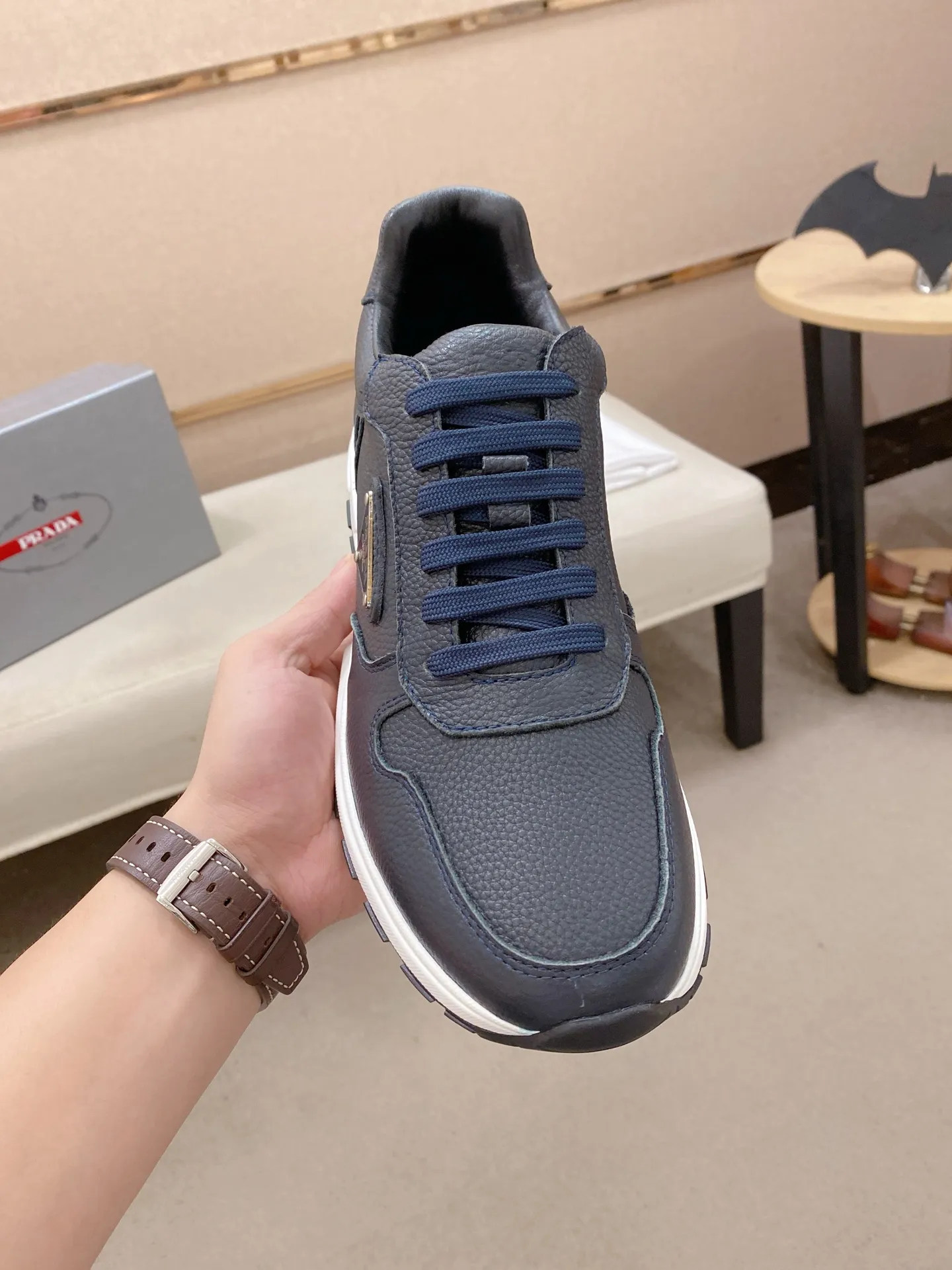 Factory price 560💰(High version) New Prada (Prada) high-top counters are on the market at the same time, new men's shoes, 😘fabrics are selected from waterproof technical cloth. First layer cowhide lining. 👍🏿Original molded anti-slip rubber outsole, with exquisite lines, simple and elegant, comfortable and high-end for leisure travel. Number of yards: 38 to 44. (Can be customized for 45.46.)